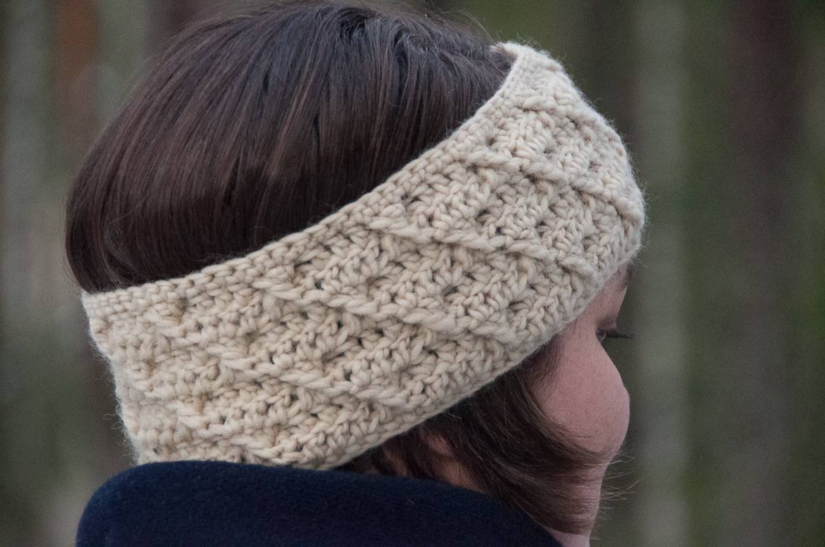 crochet headband with crisscross pattern design